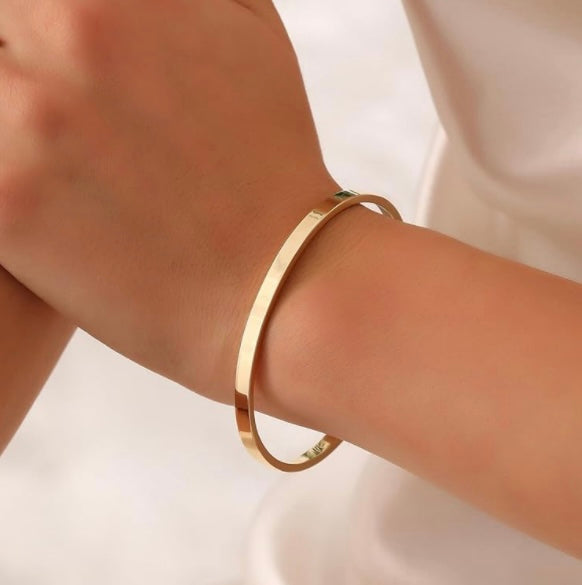 Elegant Smooth Gold Bangle Bracelet